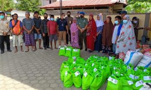 Bakti Sosial, Personel Denpom XIV/I Bone Bagikan Sembako Kepada Korban Kebakaran di Kelurahan Panyula
