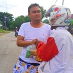 Hari Kedua Ramadhan, Ketua Fraksi Golkar DPRD Kabupaten Bone Bagikan Minyak Goreng Kepada Warga