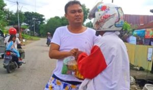 Hari Kedua Ramadhan, Ketua Fraksi Golkar DPRD Kabupaten Bone Bagikan Minyak Goreng Kepada Warga