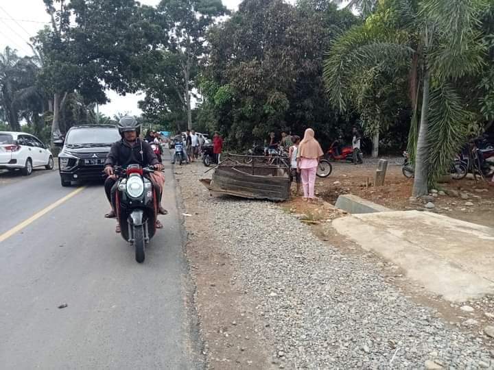 Tabrakan Antara Dump Truck dan Mobil Pick Up, Lima Remaja Dilarikan Ke Puskesmas Nagari Parit