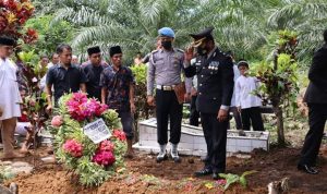 Apel Persada, Polres Pasaman Barat Beri Penghormatan Terakhir Kepada Kompol Purn Azizan 