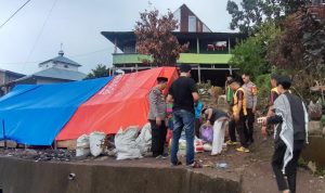 Peduli, Polsek Eremerasa Berikan Bantuan Kepada Korban Kebakaran di Desa Pa'bumbungang