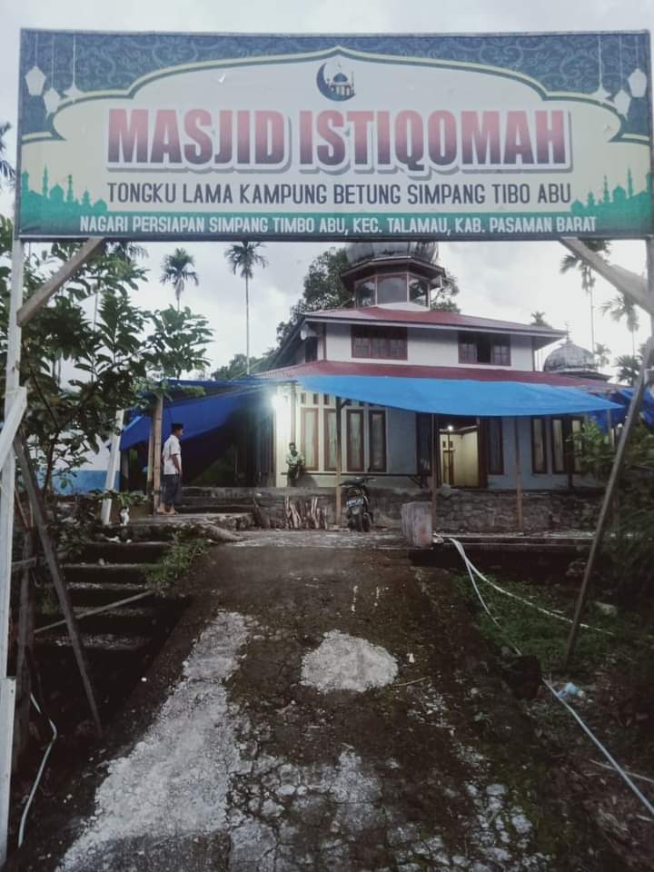 Bantuan Tak Kunjung Tiba, Warga Kampung Betung Kumpulkan Batu Untuk Membangun Kembali Masjid Yang Roboh Akibat Gempa