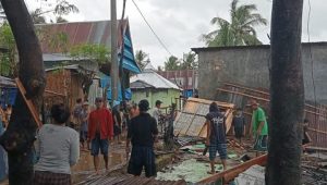 Diterjang Ombak dan Angin Kencang, Rumah Warga di Pantai Bahari Ambruk